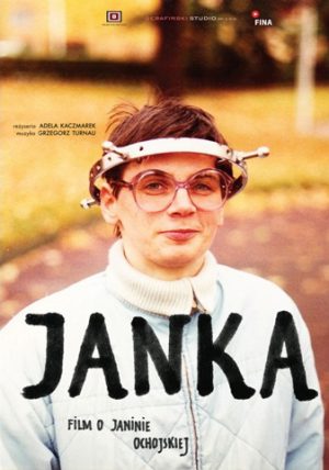 „Janka” to intymny portret Janiny Ochojskiej – szefowej Polskiej Akcji Humanitarnej. Teraźniejszość przeplata się ze wspomnieniami z dzieciństwa, zdjęcia z animacją i archiwaliami 16 mm.