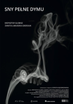 „Sny pełne dymu” to kameralny, czarno-biały film fabularny, który toczy się powoli w swoim własnym rytmie, zupełnie odbiegającym od rytmu dzisiejszej codzienności, wymaga skupienia, zapraszając do świata dalekiego od realizmu, co dla niektórych widzów jest na pewno wyzwaniem. To na pewno film „inny”, „osobny”, którego scenariusz napisałam specjalnie dla Krzysztofa Globisza, ale też z myślą o Żanecie Łabudzkiej-Grzesiuk. W „Snach…” w maleńkiej, epizodycznej, acz ważnej roli wystąpił również syn Krzysztofa Globisza – Jan Globisz. Oprócz dwojga głównych bohaterów bardzo ważną rolę grają w „Snach pełnych dymu” pojawiające się często na ekranie, a wykonane przez Krzysztofa napisy oraz jego niesamowite rysunki.