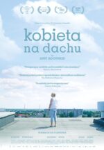 „Kobieta na dachu” to poruszający film stworzony przez kobiety, w tym
reżyserkę i scenarzystkę Annę Jadowską, opowiadający historię
sześćdziesięcioletniej położnej Miry, która nieoczekiwanie dokonuje
napadu na bank (w roli głównej Dorota Pomykała). Polska produkcja
została doceniona przez krytyków i nagrodzona na założonym przez Roberta De Niro Tribeca Film Festival oraz podczas Festiwalu Polskich Filmów Fabularnych w Gdyni.

Mirka to sześćdziesięcioletnia położna. Jest świetna w swoim fachu, a jeszcze lepsza w ukrywaniu swoich potrzeb i uczuć. W domu też skupia się na innych – mężu i dorosłym synu. Czasem wymyka się na dach swojego bloku, żeby zapalić papierosa. To jedyna rzecz, jaką robi tylko dla siebie, aż do dnia, w którym napada na bank uzbrojona w niewielki nóż kuchenny. Czy wydarzenie to pozwoli, by Mirka spojrzała na swoje życie zinnej perspektywy?